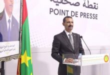 وزير الاتصال: موريتانيا بصدد بناء مدينة إعلامية سيخصص جانب منها لدار للصحافة أعلن وزير الثقافة والفنون والاتصال والعلاقات مع البرلمان، الناطق باسم الحكومة، الحسين ولد مدو، في تصريح له خلال المؤتمر الصحفي عقب مجلس الوزراء اليوم، أن مشروع بناء دار للصحافة سيبدأ قريبا، إذ أن الدولة منحت عشر هكتارات لبناء مدينة إعلامية، سيخصص واحد منها لاحتضان دار للصحافة. جدير بالذكر أن هناك مبالغ مالية يفترض أنها جاهزة لبناء أو اقتناء دار الصحافة وآخرها مبالغ معتبرة تم اقتطاعها من ميزانية صندوق الدعم للصحافة الخاصة منذ سنة 2020.