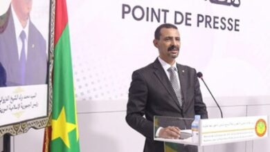 وزير الاتصال: موريتانيا بصدد بناء مدينة إعلامية سيخصص جانب منها لدار للصحافة أعلن وزير الثقافة والفنون والاتصال والعلاقات مع البرلمان، الناطق باسم الحكومة، الحسين ولد مدو، في تصريح له خلال المؤتمر الصحفي عقب مجلس الوزراء اليوم، أن مشروع بناء دار للصحافة سيبدأ قريبا، إذ أن الدولة منحت عشر هكتارات لبناء مدينة إعلامية، سيخصص واحد منها لاحتضان دار للصحافة. جدير بالذكر أن هناك مبالغ مالية يفترض أنها جاهزة لبناء أو اقتناء دار الصحافة وآخرها مبالغ معتبرة تم اقتطاعها من ميزانية صندوق الدعم للصحافة الخاصة منذ سنة 2020.