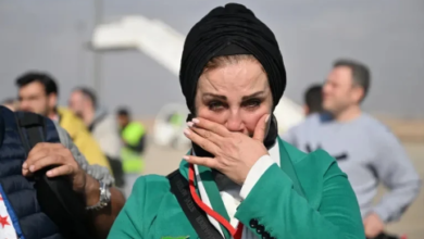 رويترز: الأمل يتحول إلى ندم بين السوريين العائدين من تركيا التواصل + وكالات: نشرت وكالة "رويترز" للأنباء تقريراً تناول وضع اللاجئين السوريين الذي قرّروا العودة إلى وطنهم، من تركيا، بعد سقوط النظام السابق، وتظهر ندمهم على الخطوة بعد صدمتهم من الظروف المعيشية القاسية والوضع الاقتصادي الصعب. وتنقل الوكالة تجربة بعض هؤلاء، حيث "تحوّلت سعادة أحمد الشيخ بالعودة إلى وطنه سوريا من تركيا المجاورة بعد سقوط النظام السابق إلى خيبة أمل مريرة بسبب الظروف المعيشية القاسية في البلاد بعد نحو 13 عاماً من الحرب. ويُعدّ الشيخ واحداً من 35 ألف سوري غادروا تركيا إلى سوريا مليئين بالأمل خلال الأسابيع الـ3 الأولى بعد الإطاحة بالأسد في 8 كانون الأول/ديسمبر الماضي، حيث تخلّوا عن حقّ العودة إلى تركيا بعد التوقيع على وثيقة العودة الطوعيّة. وكان الشيخ من بين المتحمّسين لمن استلموا الإدارة الجديدة لسوريا، حيث كان يحلم بإعادة بناء منزله الذي تعرّض للقصف في حلب، والآن يشعر بالانزعاج إزاء الظروف المعيشية السيئة نسبياً، وندرة فرص العمل والتعليم. ووفق "رويترز" فإنّ الشيخ يفكّر في العودة إلى تركيا لأنّ حياته المعيشية كانت مستقرة نسبياً، وكذلك حياة أطفاله التعليمية، لكن لا يمكن للشيخ أن يعود إلى تركيا كونه وقعّ على وثيقة العودة الطوعية إلى سوريا. وقال مدير الرعاية الاجتماعية في جمعية اللاجئين في تركيا، قدري جونجورور إنّ "معظم اللاجئين كانوا متحمسين في البداية للعودة بعد سقوط نظام الأسد، لكن هذا الحماس تلاشى مع الوقت"، مستشهداً بشكاوى مثل نقص التعليم والخدمات الصحية. وأضاف جونجورور أنّ "بعض العائلات تشعر بالندم وترغب في العودة، وذلك عندما يقارنون بين الظروف المعيشية في تركيا وسوريا". خطّة لتمكين المهاجرين من التخطيط لعودتهم إلى أوطانهم وأشارت الوكالة إلى أنّه ونتيجة للتجارب السلبية، أعلن وزير الداخلية التركي، علي يرلي كايا في نهاية عام 2024 عن خطة تهدف إلى تمكين المهاجرين من التخطيط بشكلٍ أفضل لعودتهم إلى أوطانهم. ويسمح البرنامج لأرباب الأسر السورية المهاجرة بزيارة سوريا 3 مرات بين كانون الثاني/يناير، وحزيران /يونيو هذا العام، بحسب وثيقة لوزارة الداخلية. وقال يرليكايا إنّه بين سقوط الأسد وأواخر كانون الثاني/يناير، دخل 81576 سورياً إلى سوريا، ما يُشير إلى انخفاض طفيف في معدّل العودة اليومية من كانون الأول/ديسمبر إلى نحو 1600 شخص يومياً. ولم يتضح عدد العائدين في كانون الثاني/يناير الذين وقّعوا وثيقة العودة الطوعيّة. وأوضحت الوكالة أنّ "بعض السوريين أكثر ميلاً إلى الانتظار ورؤية ما سيحدث". من ناحيته، قال المواطن السوري جعفر الذي جاء إلى تركيا قبل 12 عاماً، إنه لن يفكّر في العودة مع زوجته وأطفاله الثلاثة حتى تتحسّن الظروف في سوريا. وأردف: "أطفالي متأقلمون حالياً بشكلٍ جيد في تركيا، وهو ما يجعل بقاءهم هنا أكثر احتمالاً لأنّهم تكيّفوا مع الحياة واللغة والتعليم في تركيا". وتابع أنّ "السوريين ربما سيعودون في المستقبل لكنّ الافتقار إلى الضروريات الأساسية يمنعهم من ذلك".