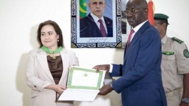 وزير الخارجية يوشح سفيرة إسبانيا باسم رئيس الجمهورية بمناسبة انتهاء مهامها