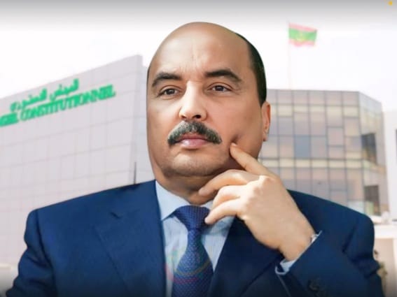 النيابة العامة تنشر في بيان لها تصريح الطبيب المعالج للرئيس السابق محمد ولد عبد العزيز حول وضعيته الصحيةأصدرت النيابة العامة بنواكشوط الغربية يوم السبت، بيانا حول الوضعية الصحية للرئيس السابق السيد محمد ولد عبد العزيز، تضمن تصريحا الطبيب المعالج للرئيس السابق بعد خضوعه لعملية القسطرة الأخيرة، و هذا نص بيان النيابة وتصريح الطبيب:
“في إطار مسؤولياتها القانونية ومهامها في صون الحقوق وتطبيق القانون، وبالنظر إلى ما تم تداوله مؤخرا من معلومات متضارية في الفضاء العمومي بخصوص الوضعية الصحية لمحمد ولد عبد العزيز، وحرصا من النيابة العامة على استجلاء الحقيقة من مصادرها المختصة والمعتمدة، خاطبت النيابة العامة بتاريخ: 21 يونيو 2025 الطبيب المعالج بالمركز الوطني الأمراض القلب، بهدف اطلاعها على الوضعية الصحية للمعني.
وإيمانا من النيابة العامة بحق المواطنين في الوصول إلى المعلومة، وحرصا منها على إطلاع الرأي العام الوطني بكل وضوح وشفافية على ما وردها من الجهات الطبية ذات الاختصاص، تقوم النيابة العامة بنشر نص الرد الطبي كما ورد إليها دون تصرف أو تعديل، وذلك على النحو التالي:
نص الرد الطبي:
((بسم الله الرحمن الرحيم
التاريخ: 21 / 06/ 2025
الموضوع: رد على طلب معلومات بشأن حالة المريض محمد عبد العزيز اعليه
إلى السيد وكيل الجمهورية
ردا على طلبكم المؤرخ في: 21 / 06 / 2025، والمتعلق بالمريض المذكور أعلاه، نحيطكم علما أنه قد تم استقبال المريض بتاريخ: 12 / 06/ 2025 في المركز الوطني لأمراض القلب من أجل إجراء عملية قسطرة علاجية مبرمجة لشريان تاجي واحد.
ولقد أجريت العملية بنجاح تحت إشراف الفريق الطبي، وقد تم توسيع الشريان وتركيب دعامة واحدة.
حالة المريض مستقرة، وقد تم إخراجه بعد 48 ساعة، أي بتاريخ: 14/ 06/ 2025، إذ لم تعد هناك ضرورة لحجزه بالمستشفى
لم تسجل أي مضاعفات فورية مرتبطة بالإجراء، وتم إعلام المريض وأهله بالتفاصيل الطبية اللازمة.
ملاحظة: تم تقديم هذه المعطيات بناء على طلب رسمي من النيابة ، مع التزامنا بسرية وسلامة المعلومات الطبية.
وتفضلوا بقبول فائق الاحترام والتقدير.
الطبيب المعالج:
الاسم د. سید امحمد عثمان
أخصائي أمراض القلب والقسطرة)).
بناء على ما سبق، فإن النيابة العامة، ووفاء منها بمسؤولياتها تجاه المجتمع، تؤكد أن المعلومات الطبية التي تم نشرها تمثل الموقف الرسمي والطبي المختص بخصوص الوضع الصحي للمذكور حتى تاريخ ورود الإفادة.
وتجدد النيابة العامة التزامها بالشفافية، واحترام الحق في المعلومة، وضمان المعالجة الدقيقة والمتوازنة لكل القضايا ذات الصلة بالشأن العام.
صادر عن النيابة العامة
بتاريخ : 21 يونيو 2025”.