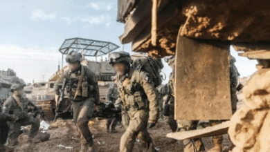 الاحتلال الصهيوني يعترف بمقتل جنديين وضابط برتبة نقيب وجرح 11 آخرين في قطاع غزة تحدثت وسائل إعلام عبرية، عن مقتل جندي صهيوني آخر وجرح 11 آخرين بجراح متفاوتة في قطاع غزة اليوم. وجاءت الحصيلة نتيجة أحداث أمنية في القطاع. من جهته أعلن "جيش" الاحتلال الصهيوني، مساء الاثنين، عن مقتل نقيب احتياط في معارك قطاع غزة. وفي التفاصيل، فإنّ النقيب من مستوطنة "مارعوت"، وهو بمنصب نائب قائد سرية في كتيبة الهندسة ضمن لواء "غولاني". وبحسب تحقيقات "جيش" الاحتلال، فقد قُتل في معركة جنوبي قطاع غزة. وبينما أعلن "جيش" الاحتلال عن ذلك، تحدثت وسائل إعلام إسرائيلية، عن مقتل جندي آخر وجرح 11 آخرين بجراح متفاوتة في قطاع غزة اليوم. وكانت كتائب الشهيد عز الدين القسام، الجناح العسكري لحركة حماس، قد أعلنت يوم الاثنين، أنّ مجاهديها تمكنوا بالاشتراك مع سرايا القدس من استهداف قوة صهيونية راجلة. وفي التفاصيل، فإنّ القوة تحصنت داخل أحد المنازل، وجرى استهدافها بقذيفة مضادة للأفراد. وأوقع المقاومون "أفراد القوة بين قتيل وجريح"، كما تمكنوا "من قنص أحد الجنود الصهاينة في المكان ذاته ببندقية الغول محلية الصنع في منطقة السناطي شرق بلدة عبسان الكبيرة شرق مدينة خان يونس جنوب القطاع".