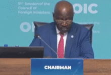 وزير الخارجية يؤكد إدانة موريتانيا للعدوان على إيران ويدعو لاستئناف مسار التفاوض فورا قال وزير الخارجية محمد سالم ولد مرزوك إن الحاجة ملحة إلى بلورة موقف إسلامي موحد، يقوم على تنسيق الرؤى وتوحيد الكلمة "بما يضمن إيصال صوت شعوبنا إلى المحافل الدولية، ويصون مصالحها في لحظة مفصلية من تاريخ منطقتنا والعالم". جاء حديث الوزير خلال مشاركته في الدورة الحادية والخمسين لمجلس وزراء خارجية منظمة التعاون الإسلامي، التي انعقدت السبت، بمدينة اسطنبول التركية. ‎وعبر الوزير إن إدانة موريتانيا واستنكارها الشديدين للهجمات الإسرائيلية على إيران، ووصفها بأنها تعد انتهاكاً صارخاً لسيادة هذا البلد الشقيق وخرقا سافرا لميثاق الأمم المتحدة. ودعا الوزير لاستئناف مسار التفاوض والحوار "بشكل فوري"، مؤكدا أن موريتانيا مؤمنة بشكل راسخ بأن الحلول المستدامة لا تُبنى على منطق القوة، بل تُصاغ عبر الطرق الدبلوماسية والوسائل السلمية. وأوضح الوزير أن ما يجري في المنطقة لا يمكن قراءته باعتباره أحداثاً معزولة "بل يعتبر دليلا واضحا على تآكل قواعد النظام الدولي وتعرض منظومة الأمن والسلم العالمييْن لخطر انهيار وشيك". ‎وعبر وزير الخارجية عن إشادة موريتانيا بمضامين الوثيقة التحضيرية لمؤتمر "حل الدولتين". وأضاف أن موريتانيا تأمل في أن يلتئم في أقرب الآجال كخطوة أساسية نحو تجسيد "حل الدولتين"، تمهيدا للوصول إلى "تسوية عادلة وشاملة" تمهد لقيام دولة فلسطينية مستقلة على حدود الرابع من يونيو 1967، وعاصمتها القدس الشرقية. على صعيد آخر؛ أشار الوزير إلى أنه في ظل تصاعد خطر الإرهاب في منطقة الساحل، اقترحت موريتانيا مبادرة إنشاء صندوق منظمة التعاون الإسلامي لدعم الشباب في منطقة الساحل وحوض بحيرة تشاد. وأوضح الوزير أن النظام الأساسي لهذا الصندوق تم اعتماده رسميًا في الدورة الـ 50 لمجلس وزراء خارجية المنطقة المنعقدة السنة الماضية في الكاميرون، آملا أن يستكمل هذا الصندوق متطلبات إنشائه ويتم تفعيله كآلية متكاملة مع عمل الأجهزة والكيانات الأخرى التابعة للمنظمة.