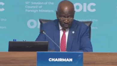 وزير الخارجية يؤكد إدانة موريتانيا للعدوان على إيران ويدعو لاستئناف مسار التفاوض فورا قال وزير الخارجية محمد سالم ولد مرزوك إن الحاجة ملحة إلى بلورة موقف إسلامي موحد، يقوم على تنسيق الرؤى وتوحيد الكلمة "بما يضمن إيصال صوت شعوبنا إلى المحافل الدولية، ويصون مصالحها في لحظة مفصلية من تاريخ منطقتنا والعالم". جاء حديث الوزير خلال مشاركته في الدورة الحادية والخمسين لمجلس وزراء خارجية منظمة التعاون الإسلامي، التي انعقدت السبت، بمدينة اسطنبول التركية. وعبر الوزير إن إدانة موريتانيا واستنكارها الشديدين للهجمات الإسرائيلية على إيران، ووصفها بأنها تعد انتهاكاً صارخاً لسيادة هذا البلد الشقيق وخرقا سافرا لميثاق الأمم المتحدة. ودعا الوزير لاستئناف مسار التفاوض والحوار "بشكل فوري"، مؤكدا أن موريتانيا مؤمنة بشكل راسخ بأن الحلول المستدامة لا تُبنى على منطق القوة، بل تُصاغ عبر الطرق الدبلوماسية والوسائل السلمية. وأوضح الوزير أن ما يجري في المنطقة لا يمكن قراءته باعتباره أحداثاً معزولة "بل يعتبر دليلا واضحا على تآكل قواعد النظام الدولي وتعرض منظومة الأمن والسلم العالمييْن لخطر انهيار وشيك". وعبر وزير الخارجية عن إشادة موريتانيا بمضامين الوثيقة التحضيرية لمؤتمر "حل الدولتين". وأضاف أن موريتانيا تأمل في أن يلتئم في أقرب الآجال كخطوة أساسية نحو تجسيد "حل الدولتين"، تمهيدا للوصول إلى "تسوية عادلة وشاملة" تمهد لقيام دولة فلسطينية مستقلة على حدود الرابع من يونيو 1967، وعاصمتها القدس الشرقية. على صعيد آخر؛ أشار الوزير إلى أنه في ظل تصاعد خطر الإرهاب في منطقة الساحل، اقترحت موريتانيا مبادرة إنشاء صندوق منظمة التعاون الإسلامي لدعم الشباب في منطقة الساحل وحوض بحيرة تشاد. وأوضح الوزير أن النظام الأساسي لهذا الصندوق تم اعتماده رسميًا في الدورة الـ 50 لمجلس وزراء خارجية المنطقة المنعقدة السنة الماضية في الكاميرون، آملا أن يستكمل هذا الصندوق متطلبات إنشائه ويتم تفعيله كآلية متكاملة مع عمل الأجهزة والكيانات الأخرى التابعة للمنظمة.