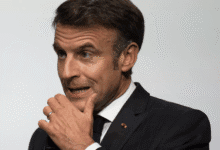 ماكرون يكشف عن عرض أمريكي قدم إلى إيران يتضمن اقتراحا بوقف إطلاق النار مع "إسرائيل" دعا الرئيس الفرنسي إيمانويل ماكرون، إلى "وقف فوري لإطلاق النار بين إيران وإسرائيل"، مشددًا على ضرورة العودة إلى طاولة التفاوض بشأن البرنامج النووي الإيراني، والحفاظ على أرواح المدنيين في كلا الجانبين. وقال ماكرون في تصريحات له من كندا على هامش قمة مجموعة السبع: إن "فرنسا والشركاء الأوروبيين مستعدون للمشاركة في مفاوضات نووية جادة مع طهران في حال تحقق الهدوء"، محذرا من أن "فرض تغيير النظام في إيران بالقوة سيكون خطأ استراتيجيا". وكشف أن "الرئيس الأمريكي دونالد ترامب أبلغ زعماء مجموعة السبع بتقديم عرض إلى إيران يتضمن اقتراحا بوقف إطلاق النار مع إسرائيل"، قائلا: "الأمريكيون عرضوا لقاء مع الإيرانيين والآن سنرى ما سيحدث"..