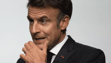 ماكرون يكشف عن عرض أمريكي قدم إلى إيران يتضمن اقتراحا بوقف إطلاق النار مع "إسرائيل" دعا الرئيس الفرنسي إيمانويل ماكرون، إلى "وقف فوري لإطلاق النار بين إيران وإسرائيل"، مشددًا على ضرورة العودة إلى طاولة التفاوض بشأن البرنامج النووي الإيراني، والحفاظ على أرواح المدنيين في كلا الجانبين. وقال ماكرون في تصريحات له من كندا على هامش قمة مجموعة السبع: إن "فرنسا والشركاء الأوروبيين مستعدون للمشاركة في مفاوضات نووية جادة مع طهران في حال تحقق الهدوء"، محذرا من أن "فرض تغيير النظام في إيران بالقوة سيكون خطأ استراتيجيا". وكشف أن "الرئيس الأمريكي دونالد ترامب أبلغ زعماء مجموعة السبع بتقديم عرض إلى إيران يتضمن اقتراحا بوقف إطلاق النار مع إسرائيل"، قائلا: "الأمريكيون عرضوا لقاء مع الإيرانيين والآن سنرى ما سيحدث"..