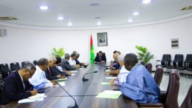 الوزير الأول يبحث مع أعضاء الاتحادية الوطنية للصيد العقبات المطروحة أمام الاتحادية