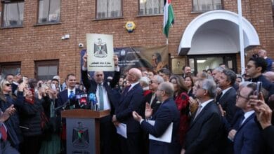 ممثلية فلسطين في لندن تتحوّل إلى سفارة مع رفع علم فلسطين أمامها
