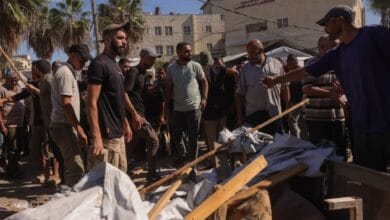 غزة: 66.148 شهيداً من جراء الإبادة... والاحتلال يغلق شارع الرشيد