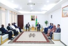 الوزير الأول يبحث تعزيز علاقات التعاون الثنائي والأوضاع في المنطقة مع وزير الخارجية السنغالي