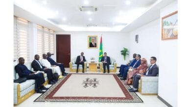 الوزير الأول يبحث تعزيز علاقات التعاون الثنائي والأوضاع في المنطقة مع وزير الخارجية السنغالي