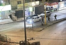 الضفة الغربية: عشرات الإصابات بالاختناق واعتداءات متزامنة للاحتلال والمستوطنين