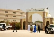 أحال قاضي التحقيق المختص في جرائم المخدرات 20 متهما في الملف المعروف بملف "حبوب الهلوسة" إلى المحكمة الجنائية، ووجه لهم تهما تتعلق بالاتجار بالمؤثرات العقلية واستيراد الأدوية بطرق غير قانونية والممارسة غير الشرعية للصيدلة. وشملت الإحالة كلا من: 1-محمد الأنوار محمدن 2-عبد الله السالك محمد الكوري 3- أحمد عبد الله الخراشي 4- الشيخ أحمد بمبه محمدن الكوري 5- الشيخ الحسين وديعه 6- لتراد عبد الله السالك باك 7- الحسين محمد يحيى الحامد 8- مولاي السالم التقي 9- محمد المصطفى ميلود 10- محمد المختار اميناط 11- محمدن بدين سعد بوه 12- عبد الله محمدن أحمد حبيب الله 13- محمد امبده 14- ادمو حمدانه الخليفه 15- مولاي امبارك بلال 16- عبد الله دمبه الملقب سيدي اناج 17- عبد الله صمبه 18- عبدول مالك جالو 19- يعقوب أبو العيد 20- شركة الدواء فارما وجاءت الإحالة بعد تحقيقات للدرك أفضت إلى إحالة 32 مشتبها بهم إلى النيابة العامة، مثل 30 منهم أمامها منتصف مايو الماضي، فيما ظل اثنان في حالة فرار.