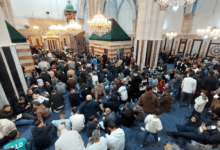 في تحد لقيود الاحتلال ... آلاف الفلسطينيين يؤدّون صلاة الجمعة في المسجد الإبراهيمي