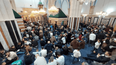 في تحد لقيود الاحتلال ... آلاف الفلسطينيين يؤدّون صلاة الجمعة في المسجد الإبراهيمي