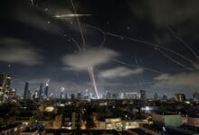 القناة 12 العبرية: عشرات الإسرائيليين عالقون في السعودية بعد إغلاق المجال الجوي في الخليج