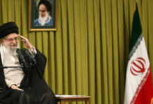 السيد علي خامنئي: رحلة المرشد الأعلى في إيران من معارضة الشاه إلى خلافة الخميني