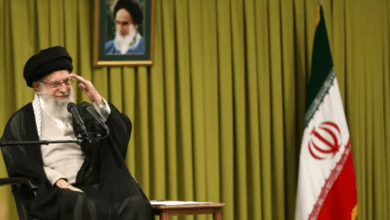 السيد علي خامنئي: رحلة المرشد الأعلى في إيران من معارضة الشاه إلى خلافة الخميني