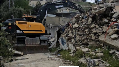 الاحتلال الصهيوني يجبر ثلاثة أشقاء على هدم منازلهم الثلاثة في رأس العمود