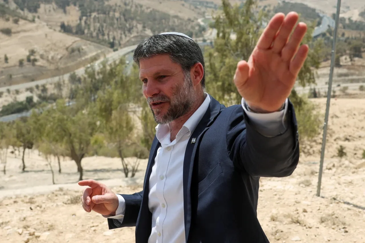 سموتريتش يوقع أمراً فورياً بإخلاء قرية الخان الأحمر بعد طلب…