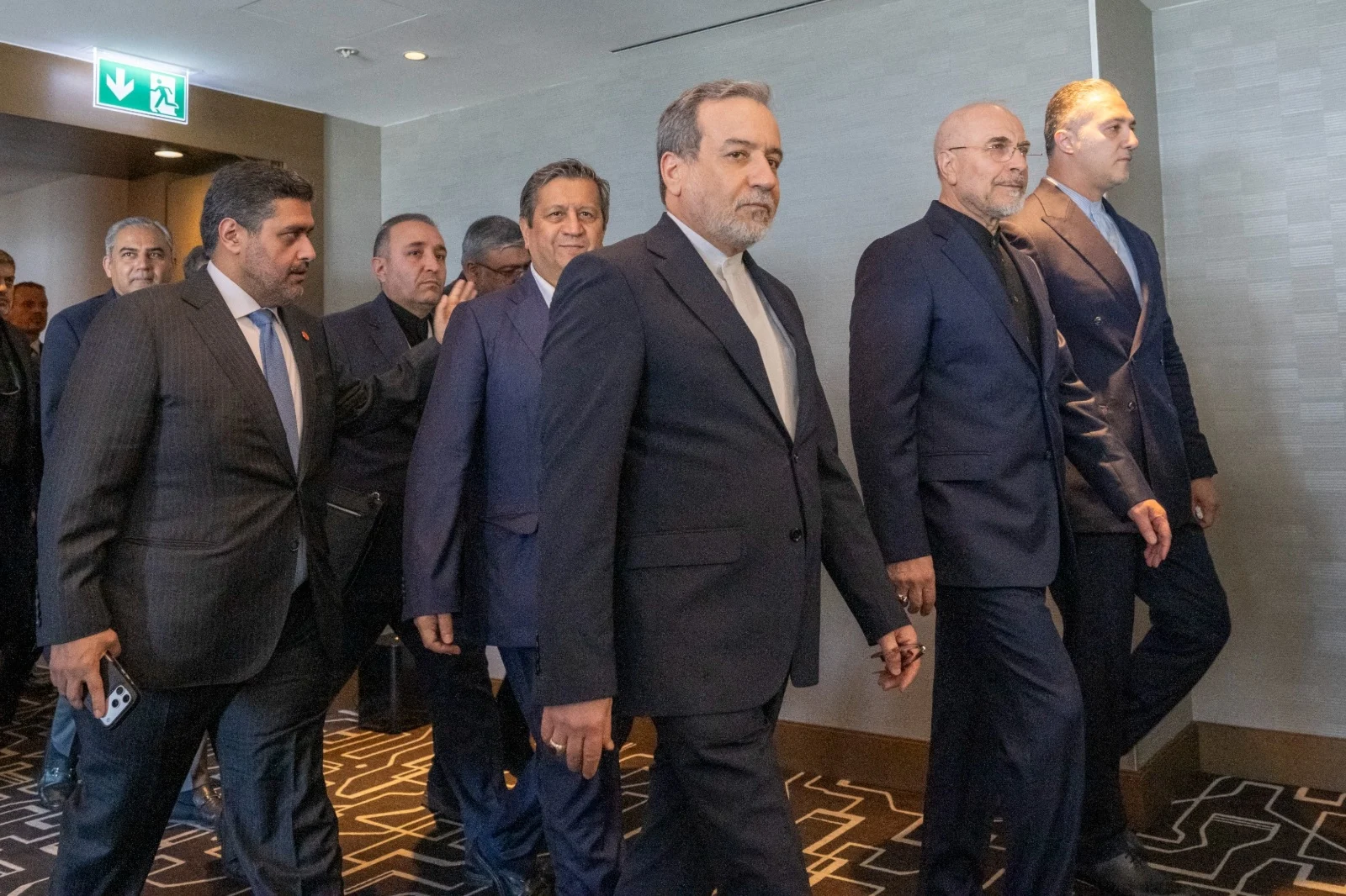 احتجاجاً على تهديدات ترامب.. الوفد الإيراني يغادر مقر المفاوضات في…