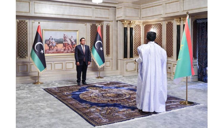 السفير الموريتاني في ليبيا يقدّم أوراق اعتماده للمنفي في طرابلس