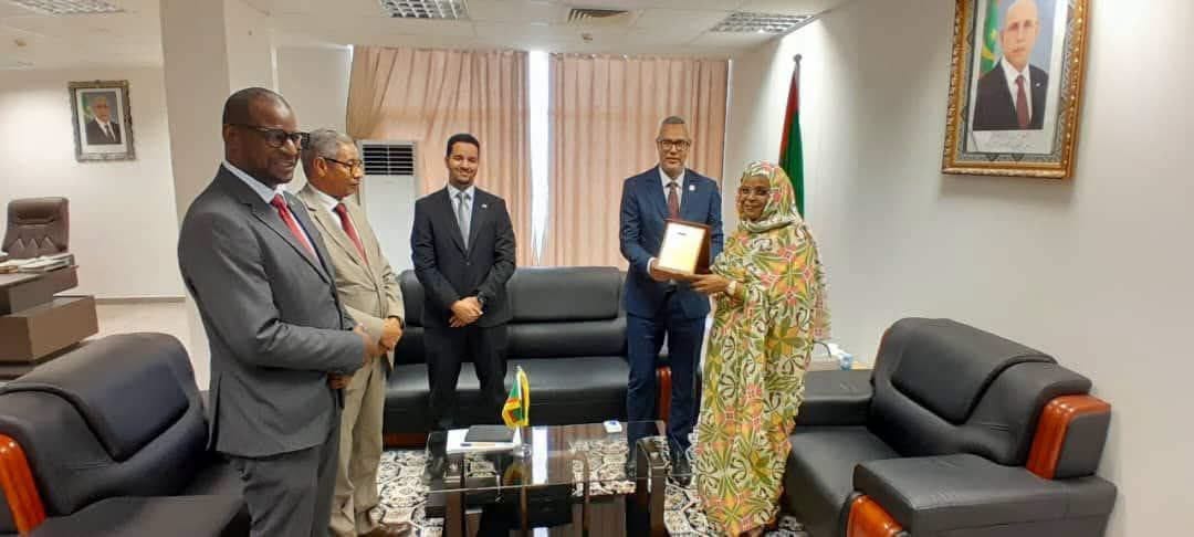 كينروس تازيازت تقدم درعها لوزيرة الوظيفة العمومية والعمل