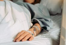 سابقة عالمية: علاج واحد يشفي امرأة من 3 أمراض مناعية مميتة بعد عقد من المعاناة