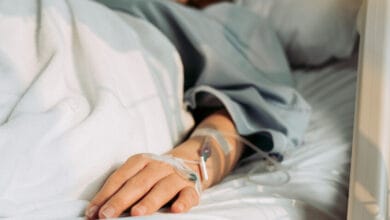سابقة عالمية: علاج واحد يشفي امرأة من 3 أمراض مناعية مميتة بعد عقد من المعاناة