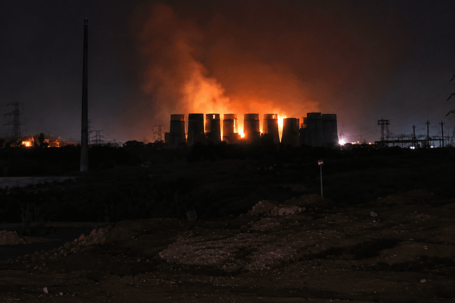 انفجار غامض بمحطة كهرباء يقطع الكهرباء عن مناطق واسعة من…