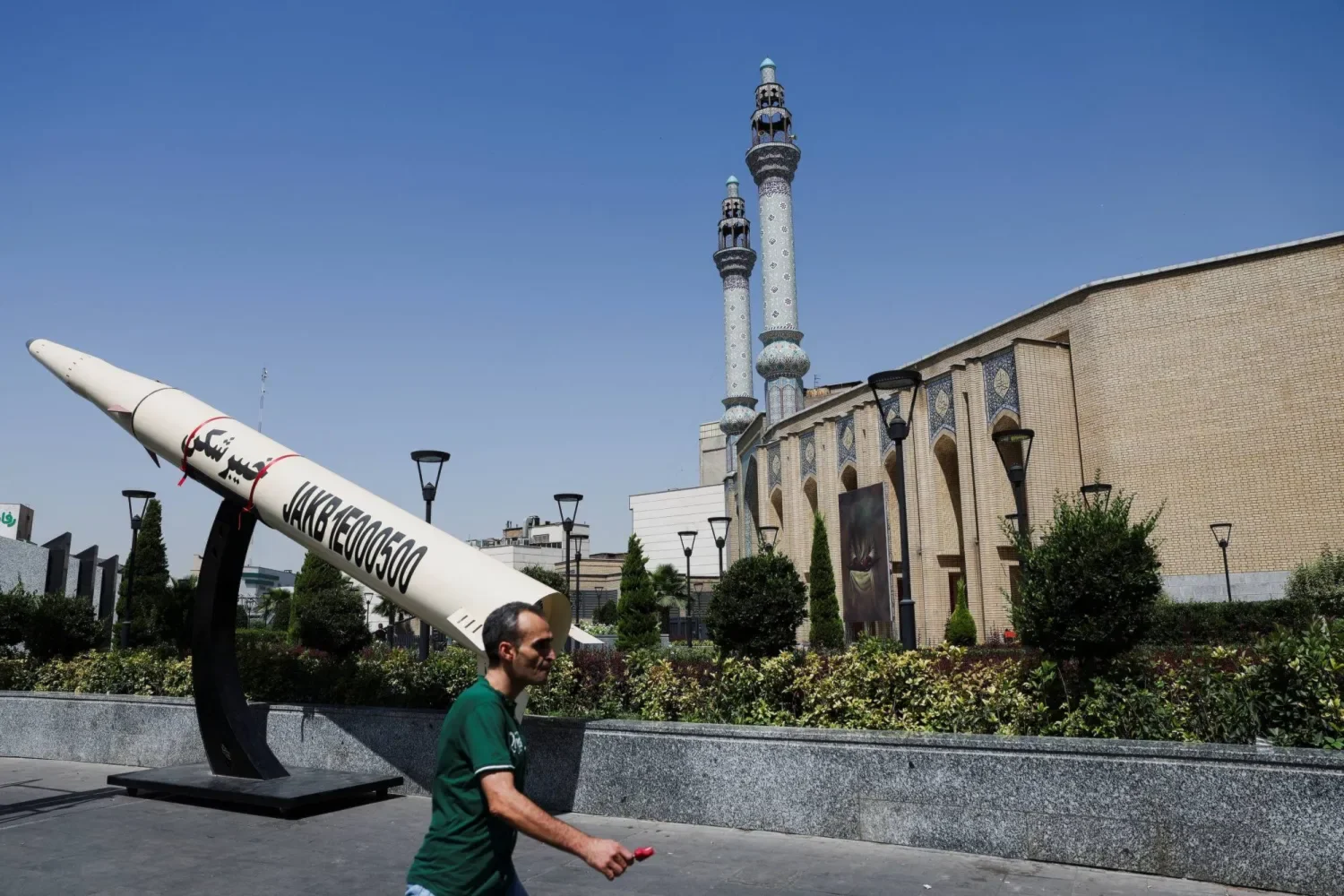إيران تتوعد بالرد على استهداف ناقلاتها وتعلن ضرب أهداف أميركية