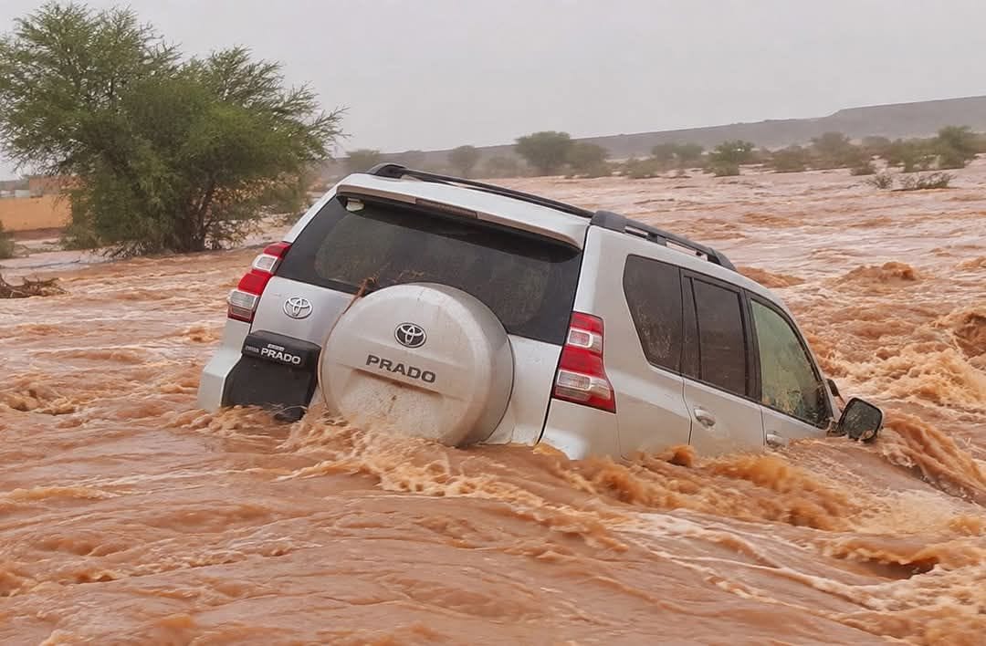وفاة سائق وإنقاذ راكبين جرفتهما السيول بآمدير في آدرار