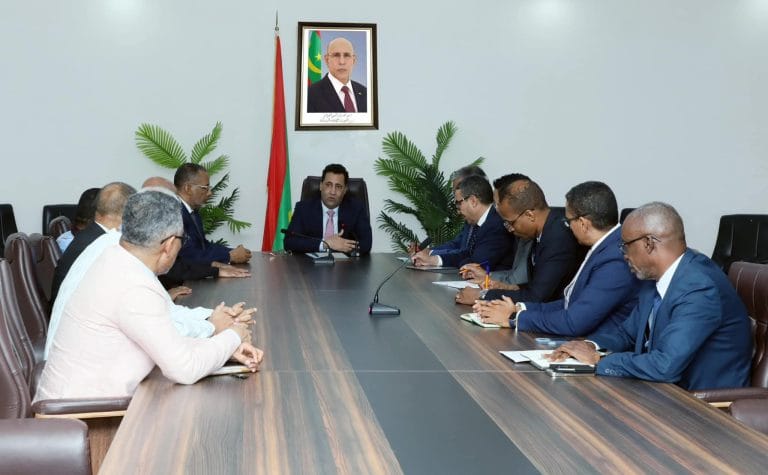 الوزير الأول يتعهد بتفادي زيادة جديدة في أسعار المحروقات