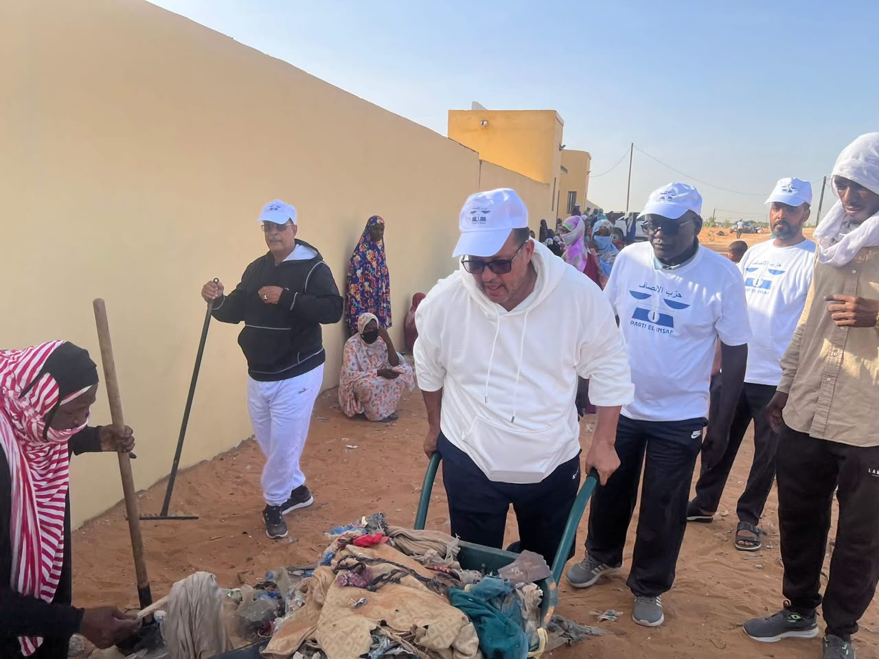 حزب الإنصاف يطلق حملة للنظافة في بلديات نواكشوط التسع